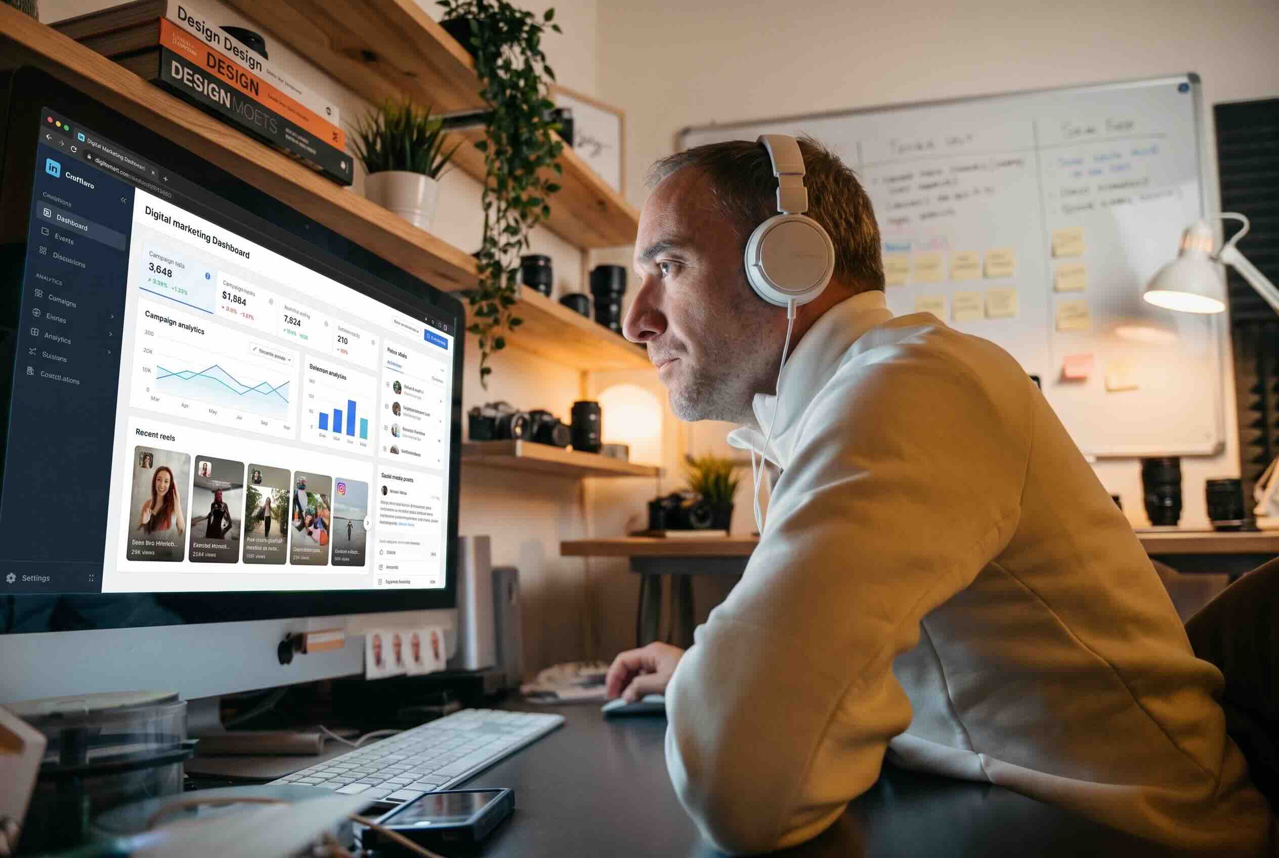 Davide Vasta analizza una dashboard di digital marketing